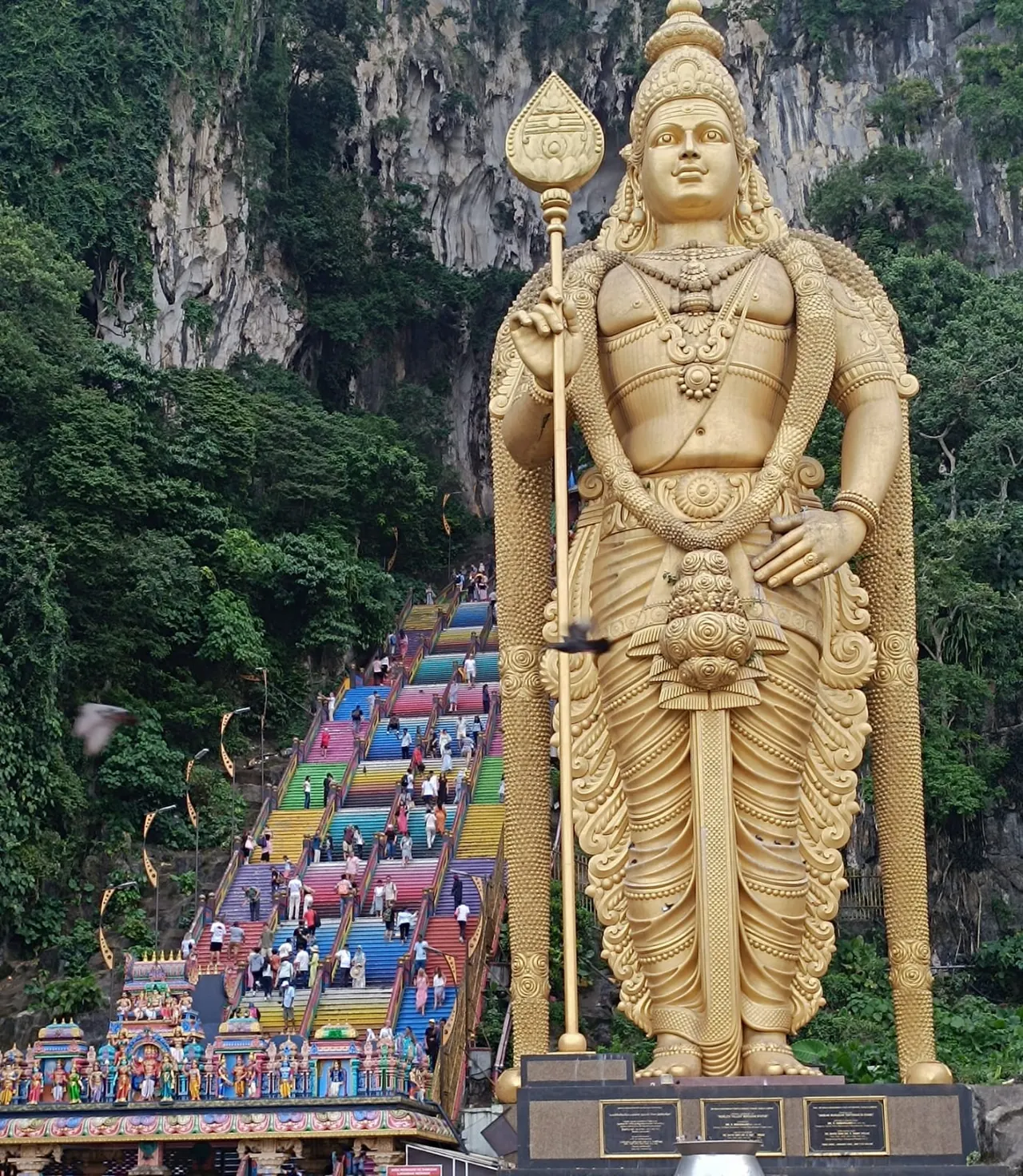 La gran estatua dorada de Murugan junto a la escalinata de colores de Batu Caves