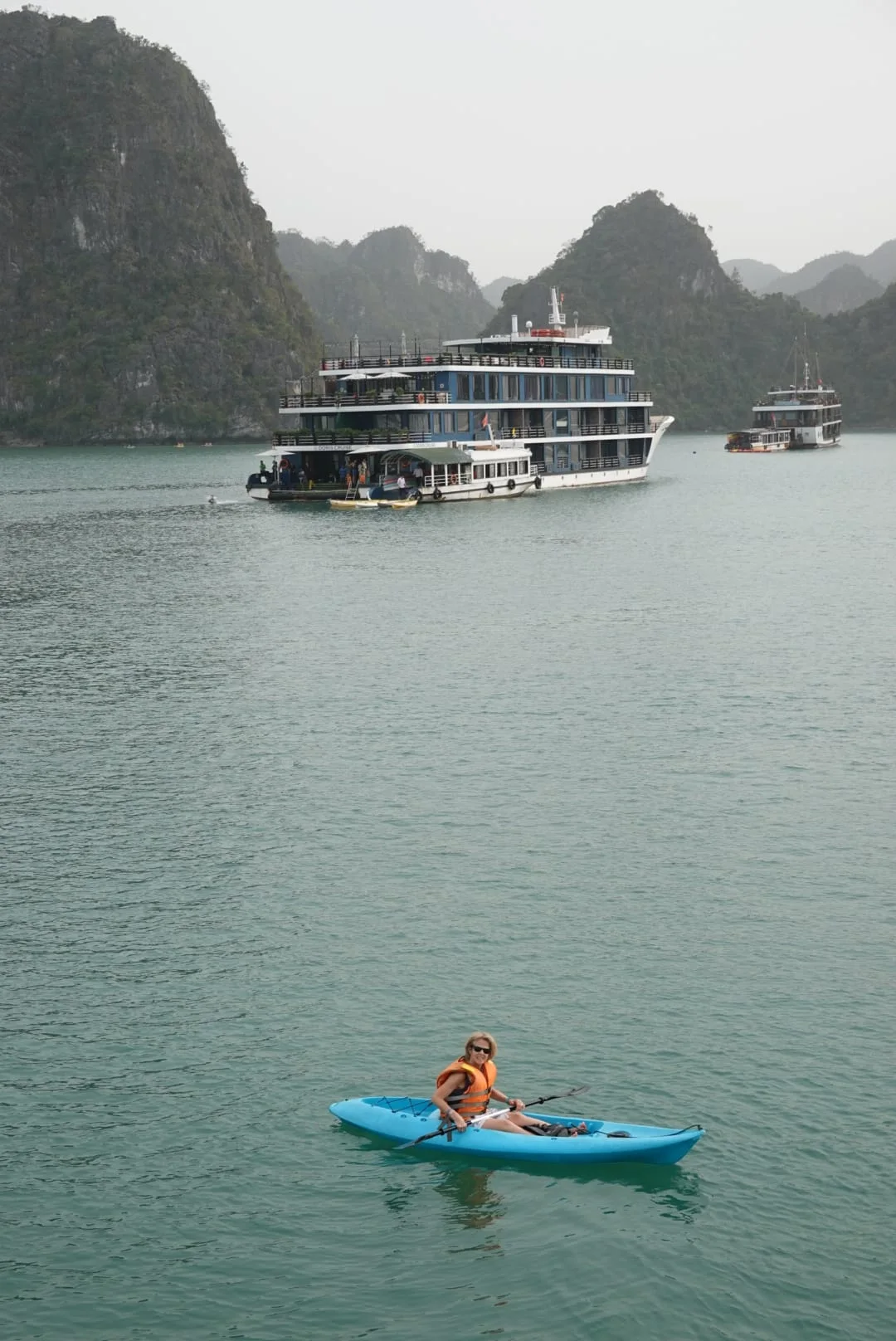Gloria navegando en kayak entre las formaciones de la bahía de Ha Long