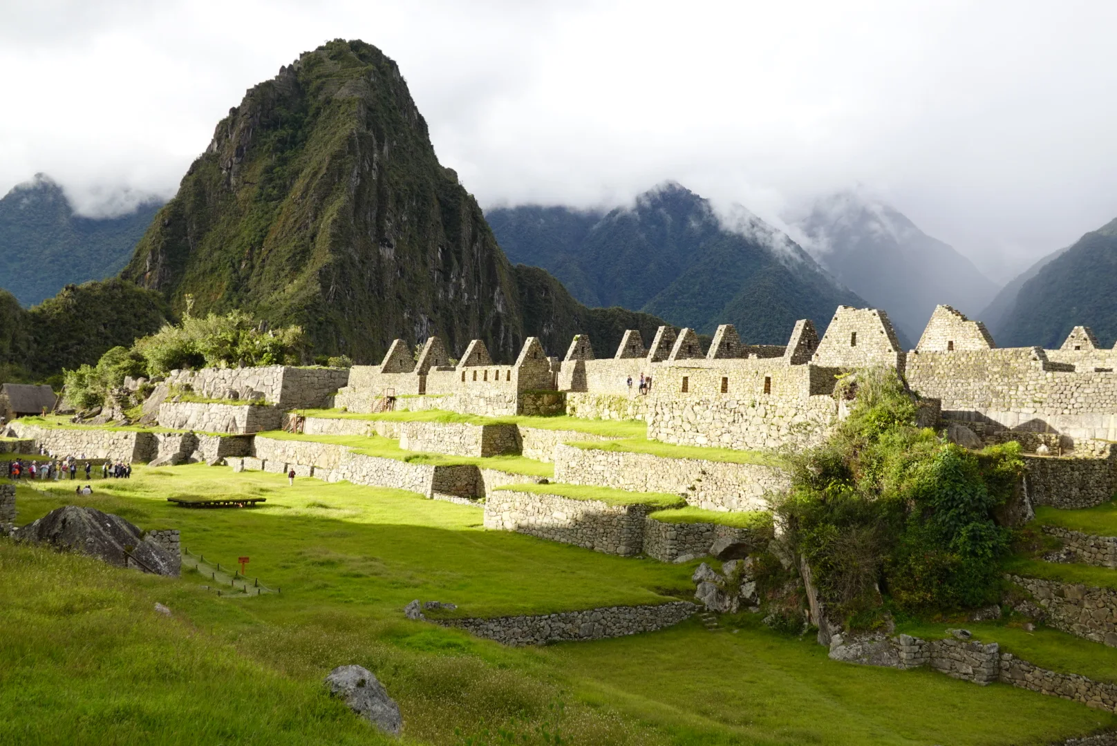 Vista de Machu Picchu entre montañas cubiertas de nubes