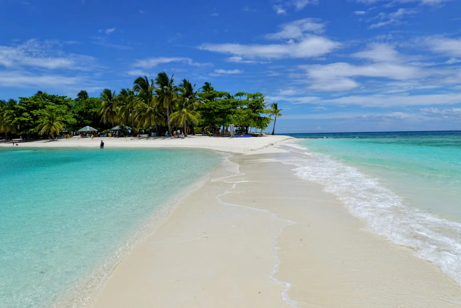 Playa de arena blanca y agua turquesa en Malapascua