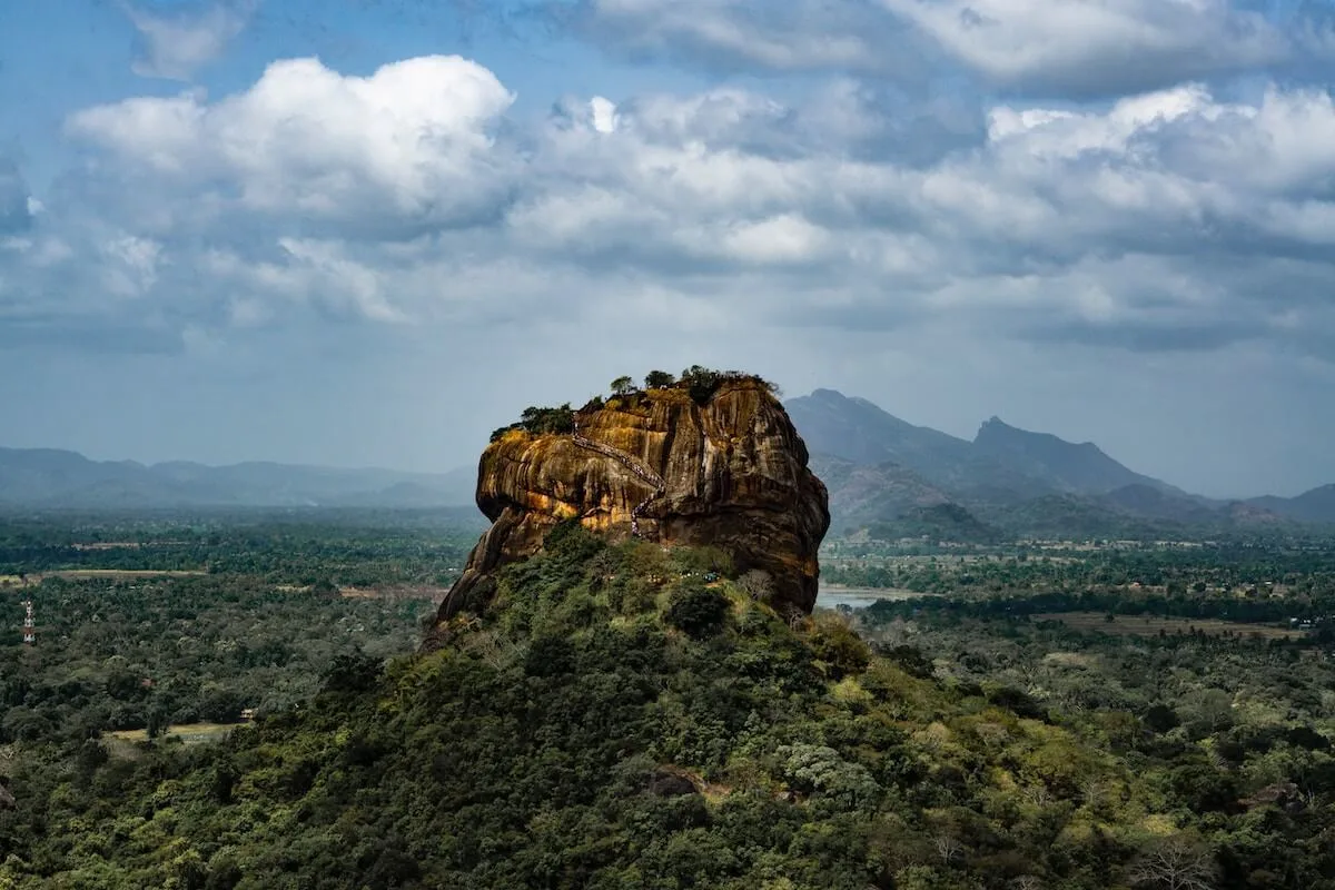 La fortaleza rocosa de Sigiriya sobre el bosque de Sri Lanka